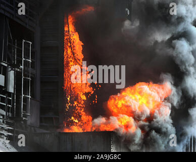 Spingendo il coke caldo su di un forno a coke impianto sulla grande acciaieria integrata Foto Stock