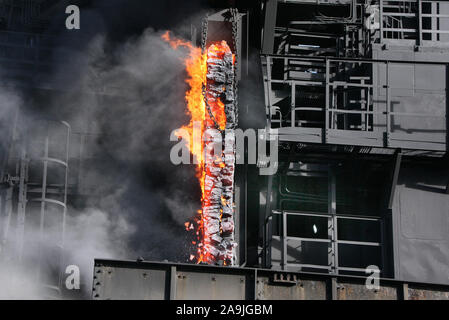 Spingendo il coke caldo su di un forno a coke impianto sulla grande acciaieria integrata Foto Stock