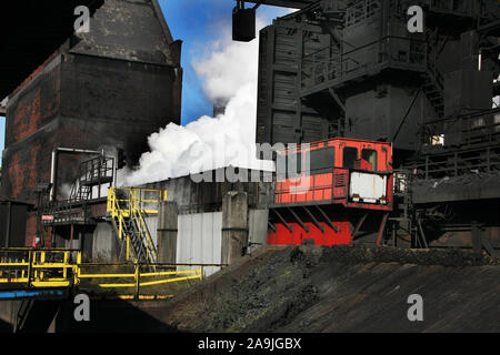 Spingendo il coke caldo su di un forno a coke impianto sulla grande acciaieria integrata Foto Stock