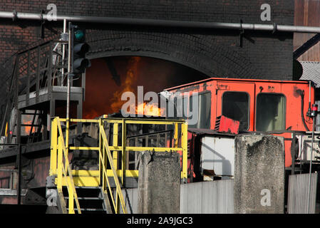 Spingendo il coke caldo su di un forno a coke impianto sulla grande acciaieria integrata Foto Stock