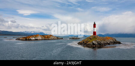 Les Eclaireurs Lighthouse su una piccola isola nel Canale di Beagle vicino alla città di Ushuaia in Tierra del Fuego, Argentina. Foto Stock