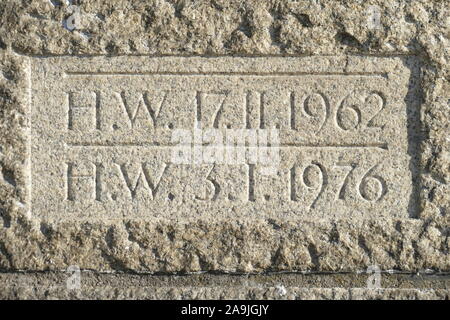 Indicatore del livello dell'acqua, al livello Weserufer, Brema, Germania ho Wasserstandsanzeige, Pegel am Weserufer , Bremen, Deutschland I Foto Stock