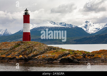 Les Eclaireurs Lighthouse su una piccola isola nel Canale di Beagle vicino alla città di Ushuaia in Tierra del Fuego, Argentina, Sud America. Foto Stock