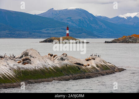 Les Eclaireurs Lighthouse su una piccola isola nel Canale di Beagle vicino alla città di Ushuaia in Tierra del Fuego, Argentina, Sud America. Foto Stock