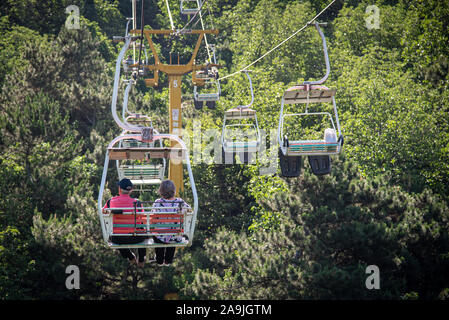 Pechino, Cina, 7 Giugno 2018: la gente non riconosciuto in Mutianyu funivia per un giro per la Grande Muraglia della Cina Foto Stock