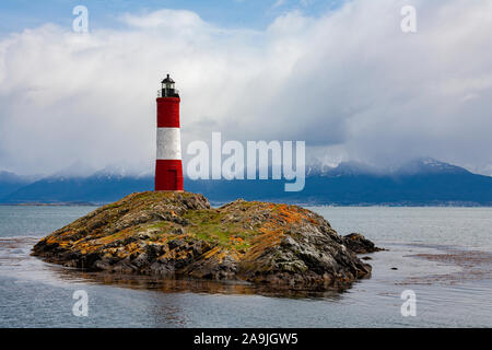 Les Eclaireurs Lighthouse su una piccola isola nel Canale di Beagle vicino alla città di Ushuaia in Tierra del Fuego, Argentina, Sud America. Foto Stock