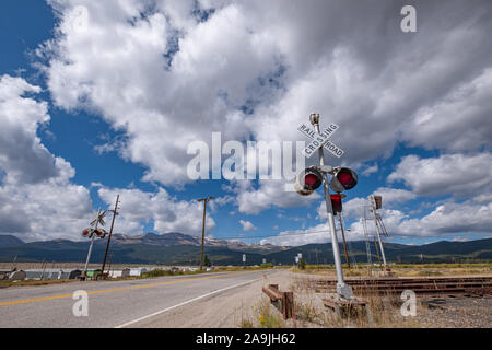 Attraversamento ferroviario segno contro il cloud-sky e Montagne Rocciose in Colorado, STATI UNITI D'AMERICA Foto Stock