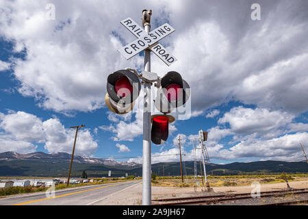 Attraversamento ferroviario segno contro il cloud-sky e Montagne Rocciose in Colorado, STATI UNITI D'AMERICA Foto Stock