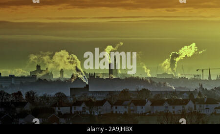 Glasgow, Scotland, Regno Unito. Xvi Nov, 2019. Regno Unito: Meteo notte fredda oltre l'Università di Glasgow la torre dell orologio e il west end della città come l'aria calda colpisce le condizioni di congelamento. Credito: gerard ferry/Alamy Live News Foto Stock