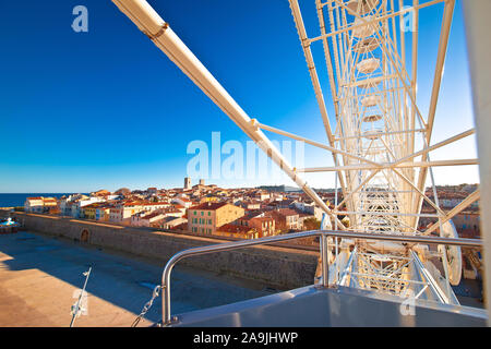 Antibes. Storico riviera francese la città vecchia di Antibes vista dalla ruota panoramica Ferris, famosa destinazione in Costa Azzurra, Francia Foto Stock