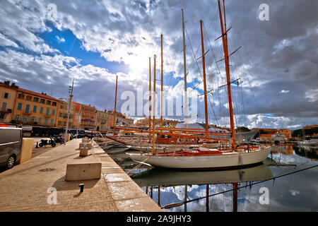 Saint Tropez. Coloratissimo porto di Saint Tropez a Cote d Azur vista, Alpes-Maritimes dipartimento nel sud della Francia Foto Stock