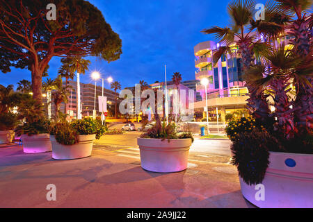 Cannes. Palm waterfront architectue nella città di Cannes vista serale, riviera francese, Alpes-Maritimes dipartimento di Francia Foto Stock