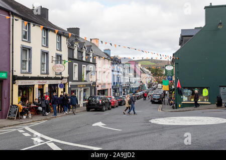 Pub, negozi, alberghi e ristoranti in una strada a Kenmare, decorata con halloween falgs, nella contea di Kerry, Repubblica di Irlanda Foto Stock
