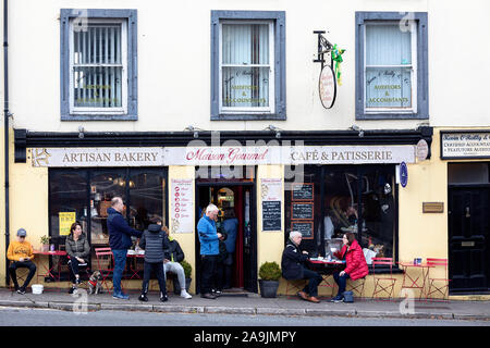 Pub, negozi, alberghi e ristoranti in una strada a Kenmare, decorata con bandiere di halloween, nella contea di Kerry, Repubblica di Irlanda Foto Stock