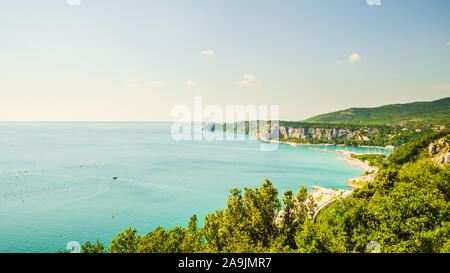 Bay con località turistica nel Golfo di Trieste città vicino a Sistiana, Italia, UE. Foto Stock