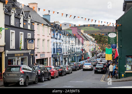 Pub, negozi, alberghi e ristoranti in una strada a Kenmare, decorata con bandiere di halloween, nella contea di Kerry, Repubblica di Irlanda Foto Stock