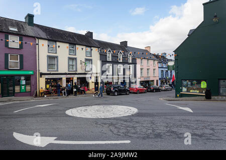 Pub, negozi, alberghi e ristoranti in una strada a Kenmare, decorata con bandiere di halloween, nella contea di Kerry, Repubblica di Irlanda Foto Stock