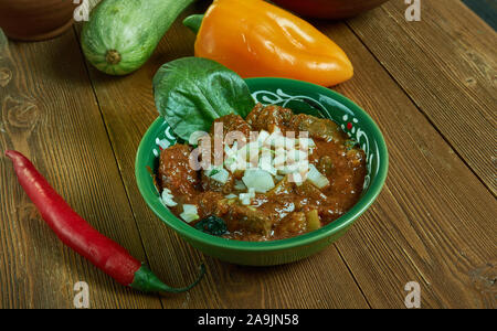 Birria de res estilo Jalisco, autentico stufato di manzo con un arrosto di manzo, acqua, essiccato Cile da Jalisco, Messico Foto Stock