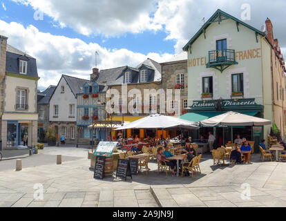 JOSSELIN, Francia - luglio 2, 2017: turisti che si godono sulle terrazze di una giornata di sole in Josselin, una cittadina francese, situato nella regione Bretagna Foto Stock