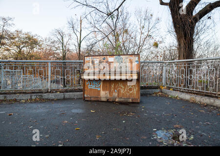 Città di Kiev. Vecchio pianoforte sorge sulla strada nel parco. La pioggia ha danneggiato loro.11.11.2019 Foto Stock