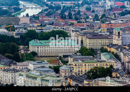 La città di Salisburgo e il palazzo Mirabell e i giardini visto dalla fortezza di Hohensalzburg. Foto Stock