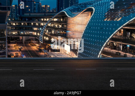 Strada asfaltata e edificio urbano di Suzhou, vialetto e strada. City Road sfondo. Foto Stock