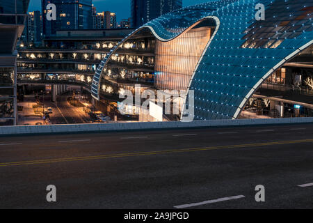 Strada asfaltata e edificio urbano di Suzhou, vialetto e strada. City Road sfondo. Foto Stock