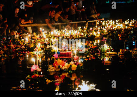 BANGKOK IN THAILANDIA - novembre 11 : Loy Krathong festival, Night Shot del popolo Thai celebra la luna piena festival Loy Krathong il 11 novembre 2019 in Foto Stock