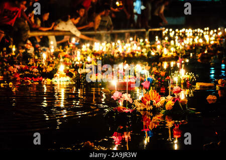 BANGKOK IN THAILANDIA - novembre 11 : Loy Krathong festival, Night Shot del popolo Thai celebra la luna piena festival Loy Krathong il 11 novembre 2019 in Foto Stock