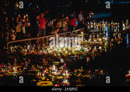 BANGKOK IN THAILANDIA - novembre 11 : Loy Krathong festival, Night Shot del popolo Thai celebra la luna piena festival Loy Krathong il 11 novembre 2019 in Foto Stock