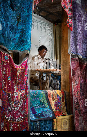 Un uomo di cucitura Cucitura di coperte, di Jaisalmer, Rajathan, India Foto Stock