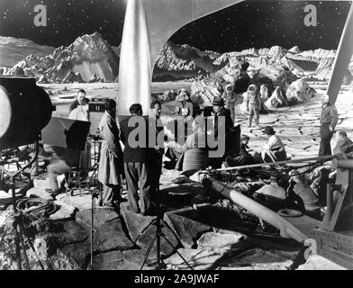 Il cast e la troupe di film sul set candide introito su moonscape imposta Destinazione Luna 1950 direttore IRVING PICHEL produttore GEORGE PAL progettazione produzione Ernst Fegte George Pal Productions / Eagle - Lion Films Foto Stock