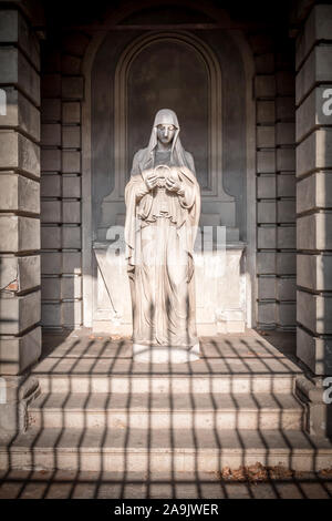 La statua della Madonna. Concetto forte della sofferenza, la nascita, la vita e la morte. Foto Stock