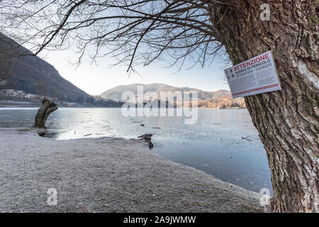 Il lago di Endine completamente congelato. Endine Gaiano (BG), Italia - 22 gennaio 2019. Foto Stock