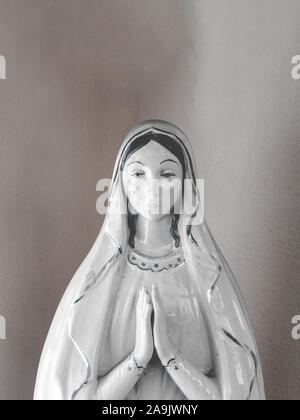 Vergine Maria statua di porcellana in un background vintage Foto Stock