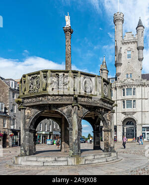 Il Mercat Cross e quadrati Castlegate Aberdeen Scotland Regno Unito Foto Stock