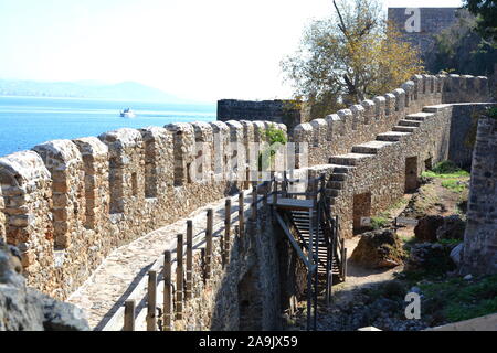 La TORRE ROSSA E IL CASTELLO SI TROVANO IN QUESTA storica fortezza nel porto di Alanya, in Turchia Foto Stock