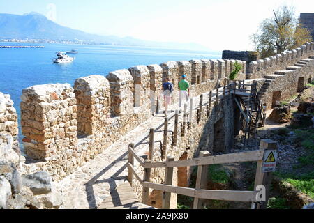 La TORRE ROSSA E IL CASTELLO SI TROVANO IN QUESTA storica fortezza nel porto di Alanya, in Turchia Foto Stock