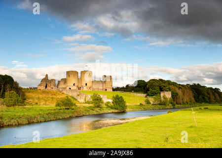 Rhuddlan castle sulle rive del fiume Clwyd, il Galles del Nord Foto Stock