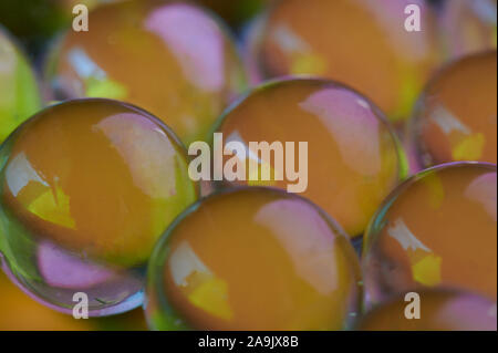 Il giallo delle palline di vetro vista ravvicinata. Abstract pattern colorati Foto Stock