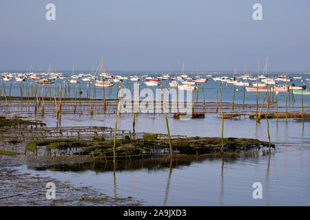 Ostricoltura e barche in Cap-Ferret, un comune è situato sulle rive della Baia di Arcachon nella Gironda dipartimento in Aquitaine in Francia Foto Stock