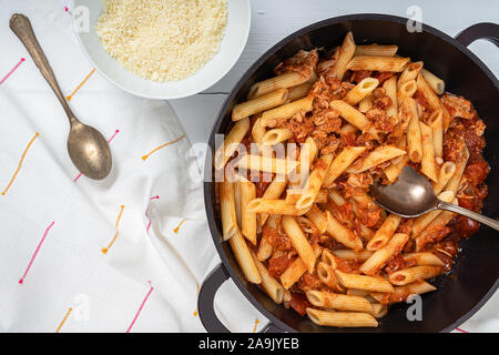 Pomodoro e Tonno Penne Pasta con parmigiano Foto Stock