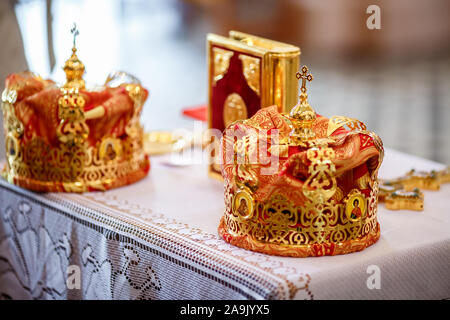 Golden crown di sposi nella chiesa Foto Stock