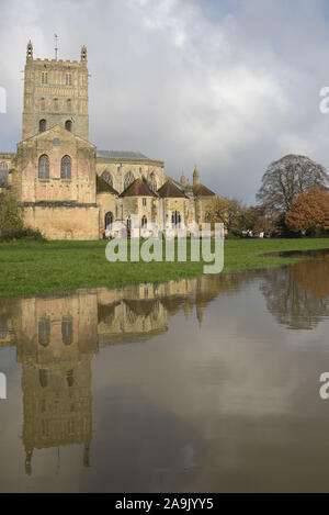 Tewkesbury, Gloucestershire, Regno Unito. 16 novembre 2019. Il centro di Tewkesbury è stato colpito da gravi inondazioni, mentre il fiume Avon ha scoppiato le sue sponde. I livelli del fiume continuano a salire e si prevede che raggiungano un picco di oltre 12 metri sopra i normali livelli del fiume nel tardo pomeriggio del sabato. L'abbazia di Tewkesbury è circondata ancora una volta da inondazioni nel famoso punto di riferimento turistico. Foto scattata il 16/11/2019. Credito: Interrompi stampa Media/Alamy Live News Foto Stock