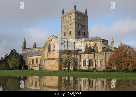 Tewkesbury, Gloucestershire, Regno Unito. 16 novembre 2019. Il centro di Tewkesbury è stato colpito da gravi inondazioni, mentre il fiume Avon ha scoppiato le sue sponde. I livelli del fiume continuano a salire e si prevede che raggiungano un picco di oltre 12 metri sopra i normali livelli del fiume nel tardo pomeriggio del sabato. L'abbazia di Tewkesbury è circondata ancora una volta da inondazioni nel famoso punto di riferimento turistico. Foto scattata il 16/11/2019. Credito: Interrompi stampa Media/Alamy Live News Foto Stock