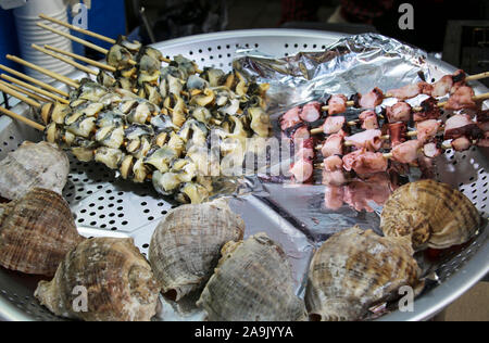 Gli spiedini di calamari su un grill presso la strada del mercato di Seoul, Corea del Sud Foto Stock