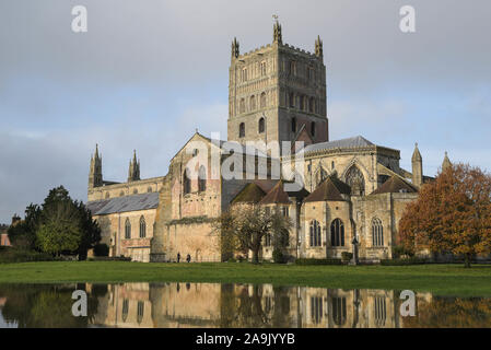 Tewkesbury, Gloucestershire, Regno Unito. 16 novembre 2019. Il centro di Tewkesbury è stato colpito da gravi inondazioni, mentre il fiume Avon ha scoppiato le sue sponde. I livelli del fiume continuano a salire e si prevede che raggiungano un picco di oltre 12 metri sopra i normali livelli del fiume nel tardo pomeriggio del sabato. L'abbazia di Tewkesbury è circondata ancora una volta da inondazioni nel famoso punto di riferimento turistico. Foto scattata il 16/11/2019. Credito: Interrompi stampa Media/Alamy Live News Foto Stock