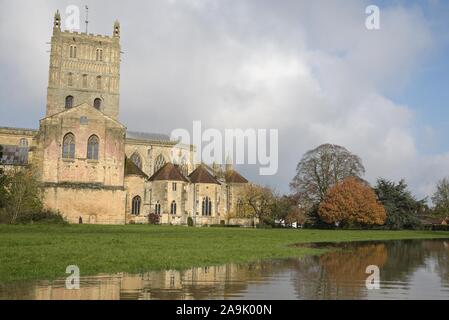 Tewkesbury, Gloucestershire, Regno Unito. 16 novembre 2019. Il centro di Tewkesbury è stato colpito da gravi inondazioni, mentre il fiume Avon ha scoppiato le sue sponde. I livelli del fiume continuano a salire e si prevede che raggiungano un picco di oltre 12 metri sopra i normali livelli del fiume nel tardo pomeriggio del sabato. L'abbazia di Tewkesbury è circondata ancora una volta da inondazioni nel famoso punto di riferimento turistico. Foto scattata il 16/11/2019. Credito: Interrompi stampa Media/Alamy Live News Foto Stock