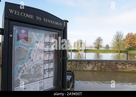 Tewkesbury, Gloucestershire, Regno Unito. 16 novembre 2019. Il centro di Tewkesbury è stato colpito da gravi inondazioni, mentre il fiume Avon ha scoppiato le sue sponde. I livelli del fiume continuano a salire e si prevede che raggiungano un picco di oltre 12 metri sopra i normali livelli del fiume nel tardo pomeriggio del sabato. L'abbazia di Tewkesbury è circondata ancora una volta da inondazioni nel famoso punto di riferimento turistico. Foto scattata il 16/11/2019. Credito: Interrompi stampa Media/Alamy Live News Foto Stock