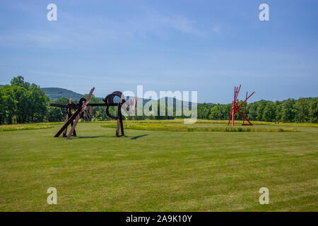 Due grandi sculture in acciaio da Mark di Suvero. Sul prato a Storm King Art Center, Hudsun Valley, Windsor, New York. Foto Stock